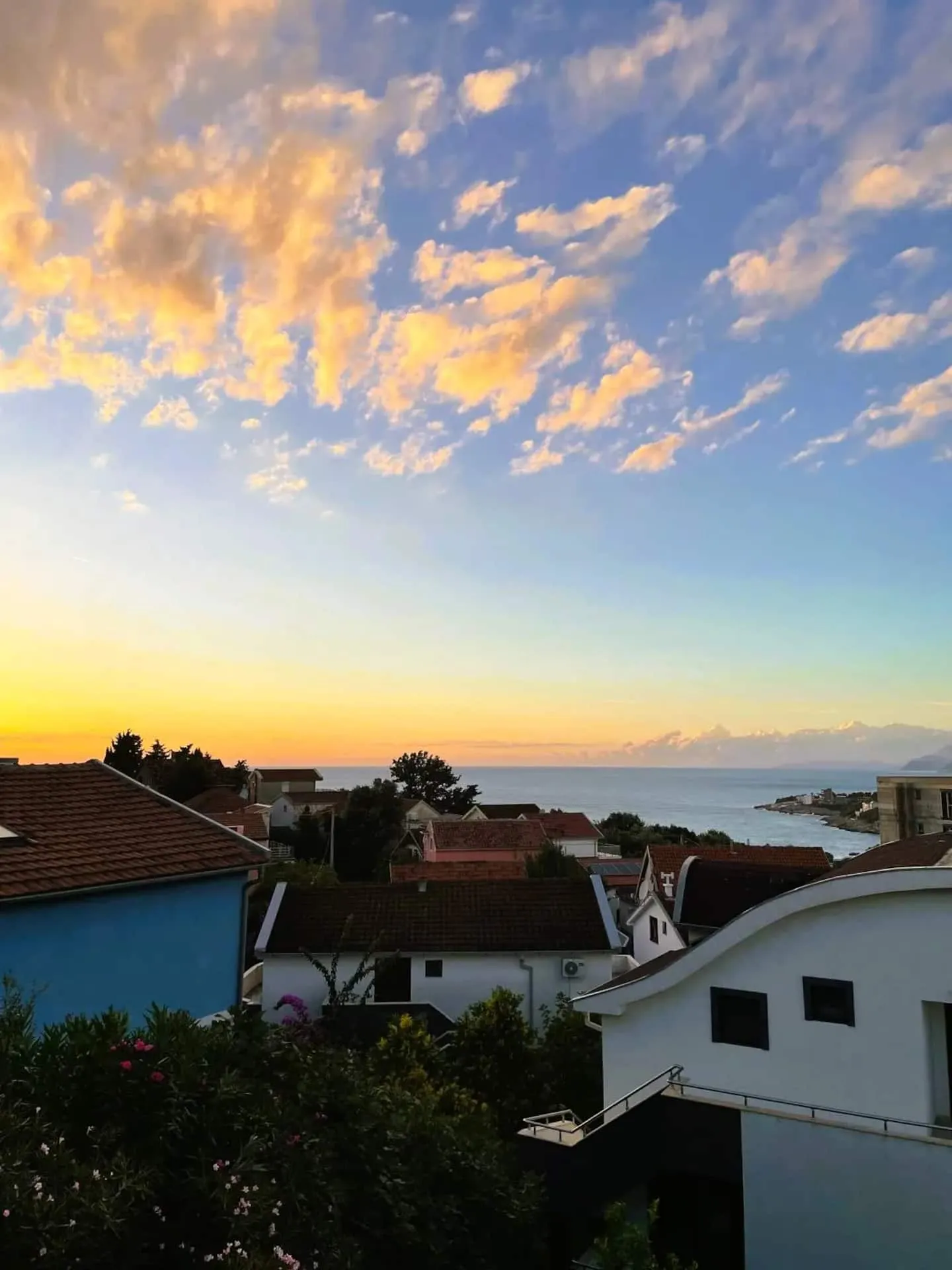 Auringonlasku terassilta