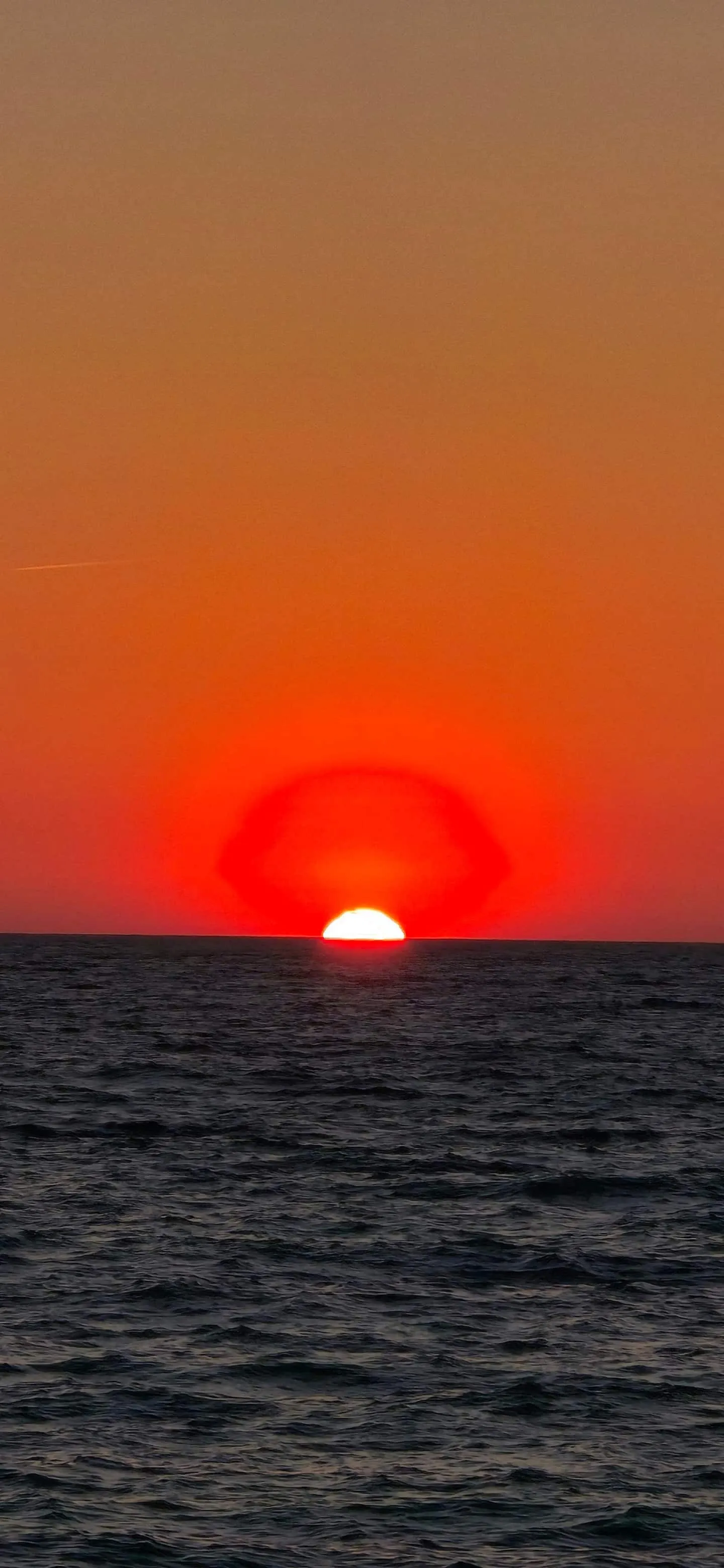 Auringonlasku mereen