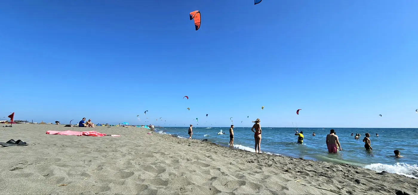 Velika Plažan hiekkaranta ja leijasurffaajia